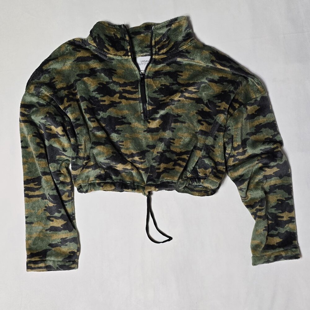 Urban Outfitters Camo Cropped Quarter Zip Fleece Pullover - Size M